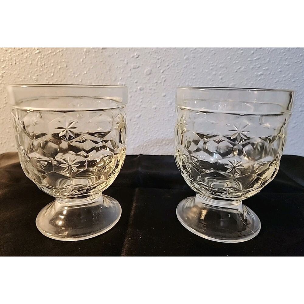 Set of 2 Vintage Juice Glasses 4 1/4" Tall 3 in diameter Pedestal Footed